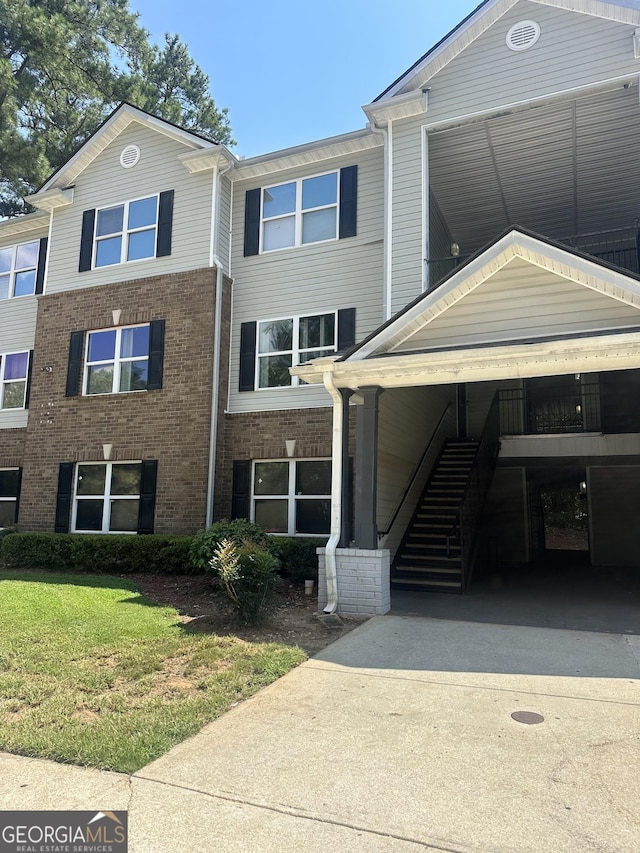 view of front facade with a front yard