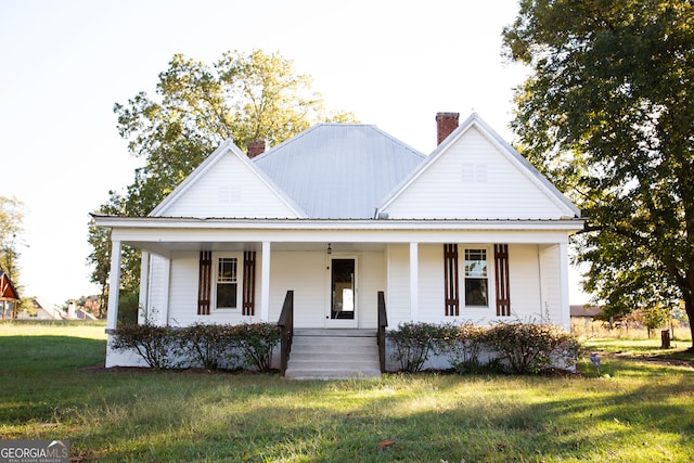 view of front facade featuring a front yard and covered porch