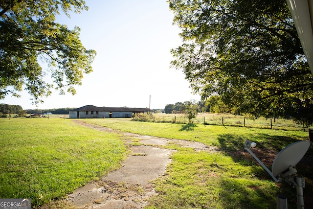 view of yard featuring a rural view