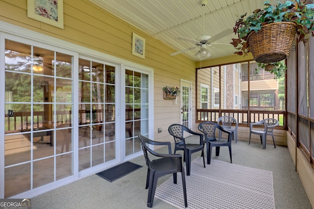 sunroom with ceiling fan