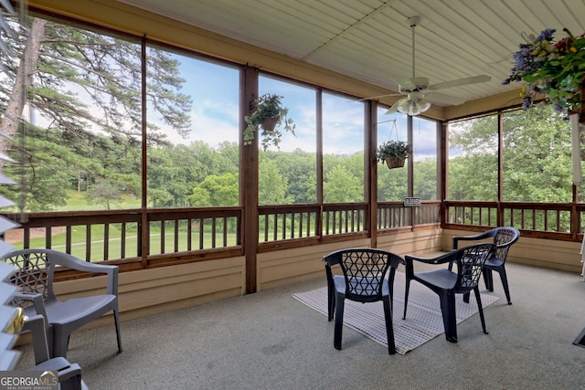 sunroom with ceiling fan