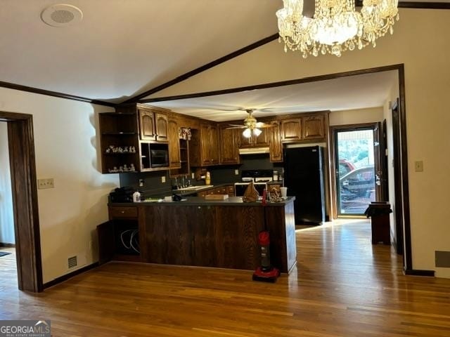 kitchen with ceiling fan with notable chandelier, dark wood-type flooring, kitchen peninsula, black refrigerator, and white range with electric cooktop