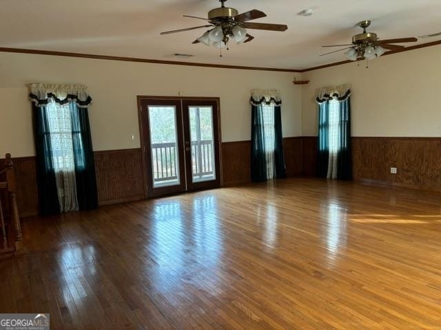 spare room featuring crown molding, light hardwood / wood-style flooring, and ceiling fan