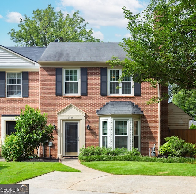 view of front of house featuring a front lawn