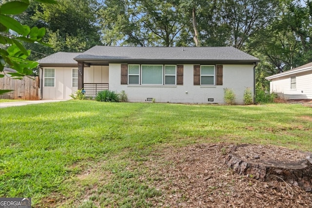 ranch-style home featuring a front lawn