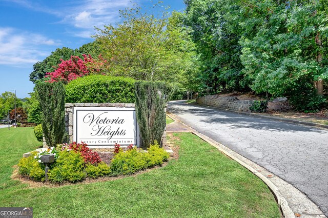 community / neighborhood sign with a lawn