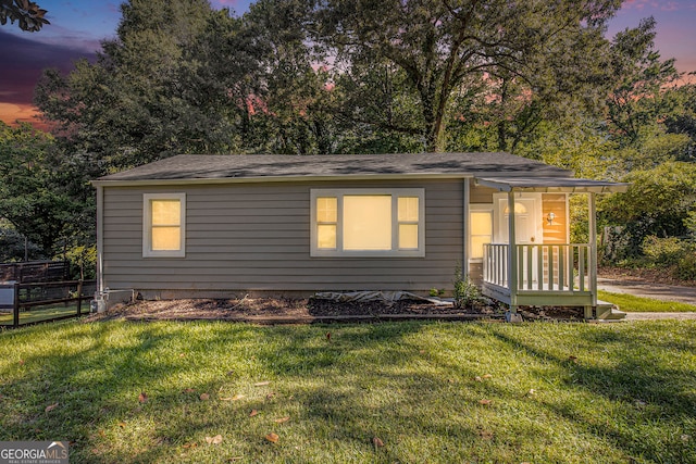 view of front of home featuring a lawn