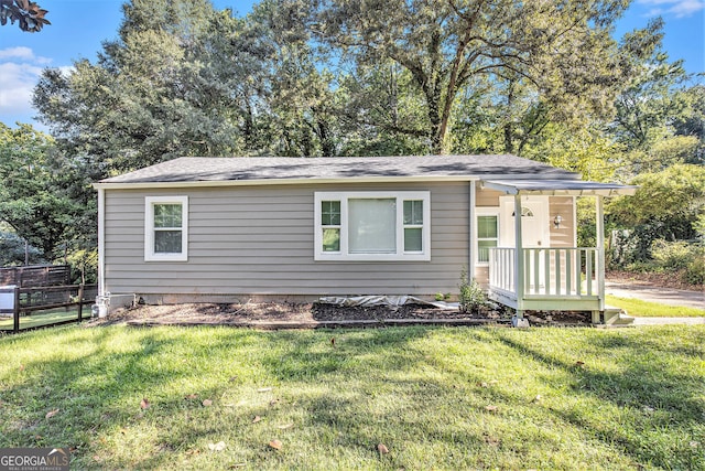 view of front of home featuring a front yard