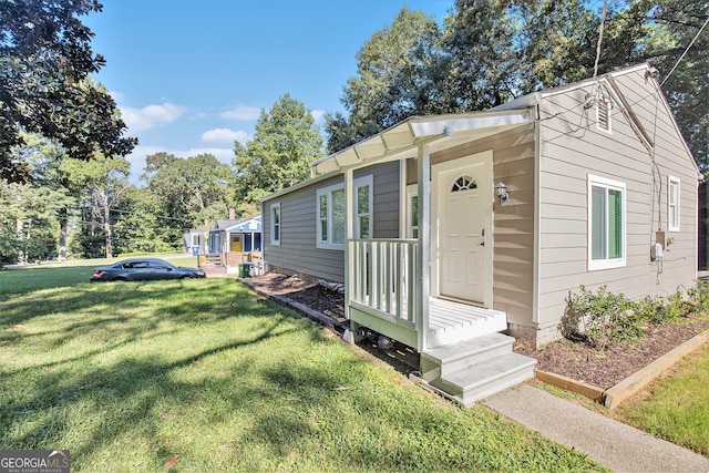 view of front of home with a front lawn