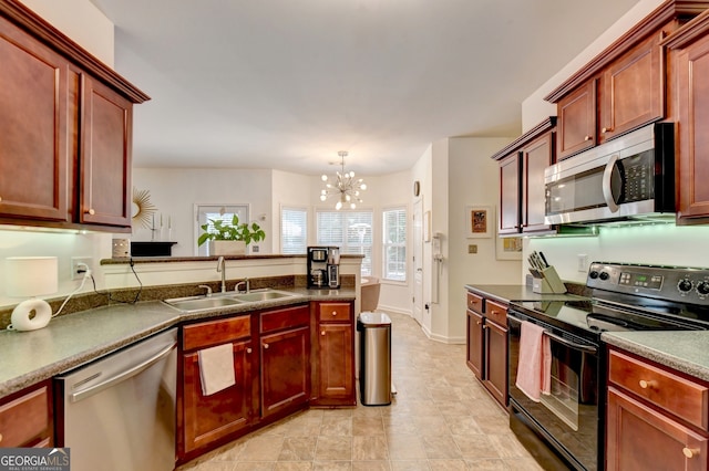 kitchen featuring decorative light fixtures, stainless steel appliances, a chandelier, sink, and kitchen peninsula