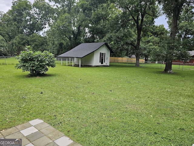 view of yard featuring an outdoor structure