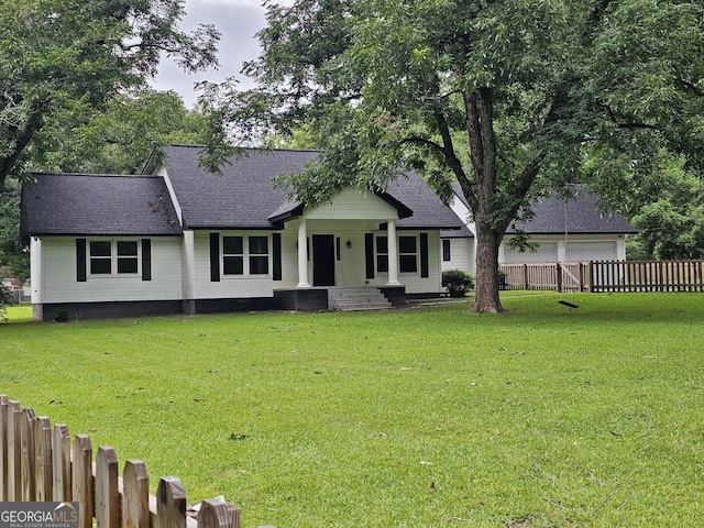 view of front of property featuring a front lawn