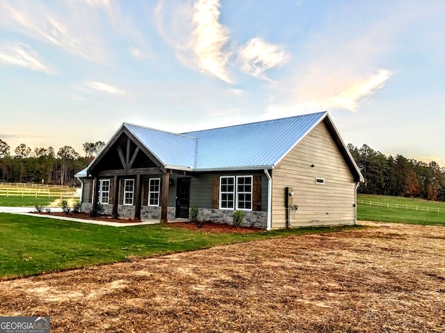 view of front facade featuring a yard