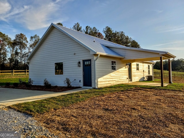 view of front of house featuring a patio area and a front yard