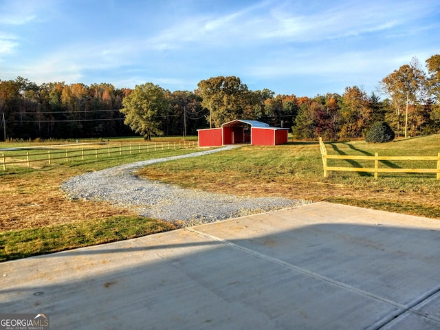 view of yard featuring a rural view and an outdoor structure