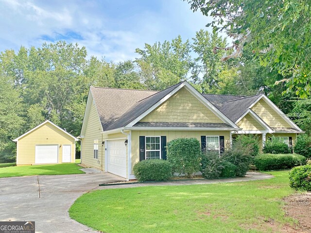 view of front of house featuring a garage and a front yard