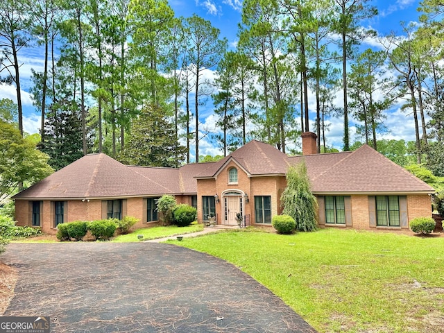 single story home with a front lawn