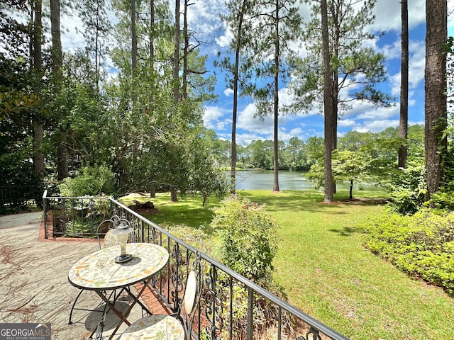 view of yard featuring a water view