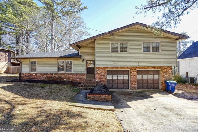 view of front of house featuring a front yard