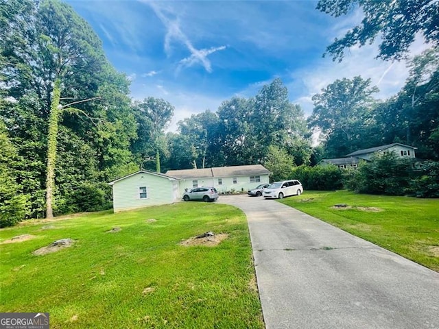 single story home featuring a front lawn