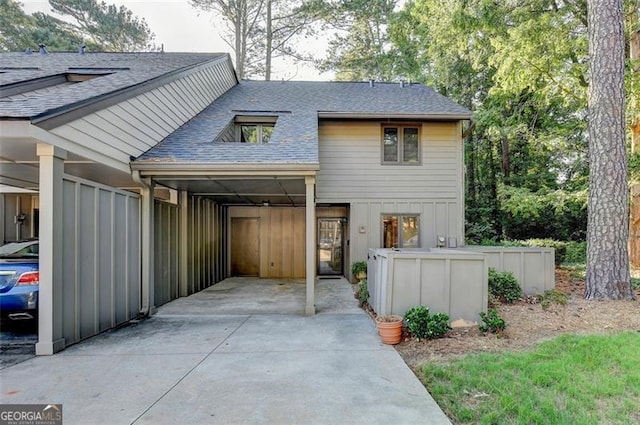 view of front facade featuring a carport