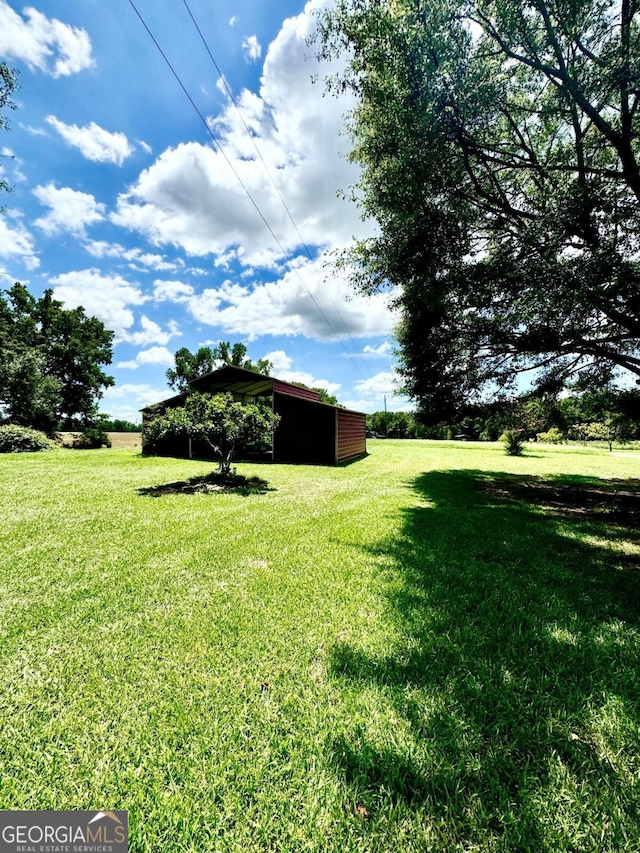 view of yard featuring an outbuilding