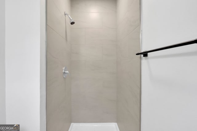 bathroom featuring tiled shower