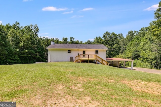 view of front of property featuring a wooden deck and a front lawn