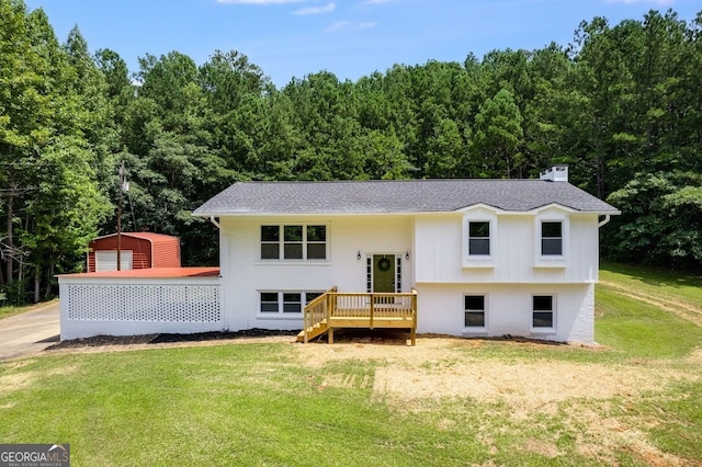 split foyer home featuring a front yard