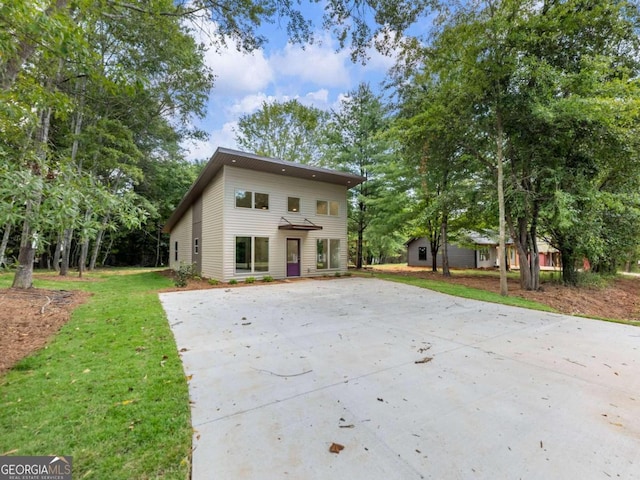 view of front of property featuring a front yard