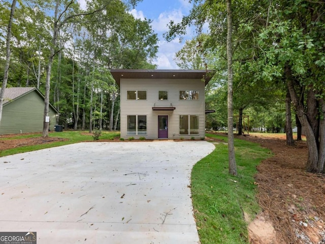 view of front of property with a front yard