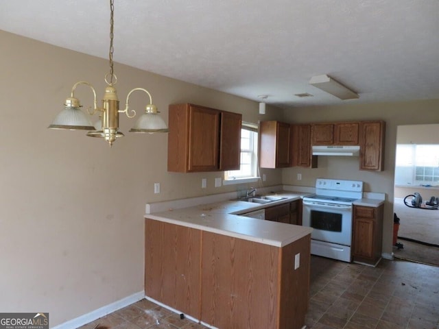 kitchen featuring white range with electric cooktop, pendant lighting, sink, kitchen peninsula, and an inviting chandelier