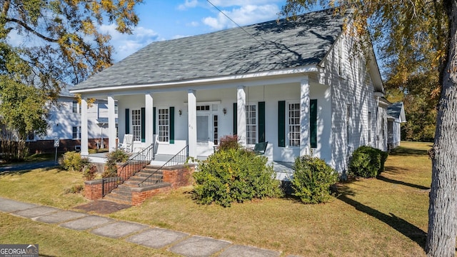 view of front facade featuring a front lawn and covered porch