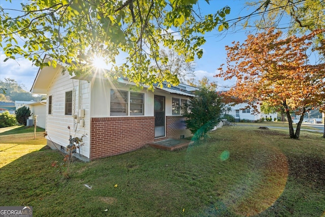 view of front of house featuring a front yard and central AC unit