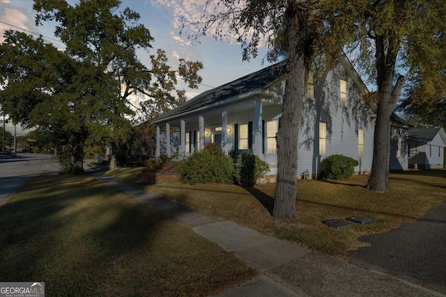 view of front of house featuring a lawn