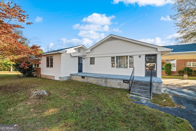 view of front of house featuring a front yard