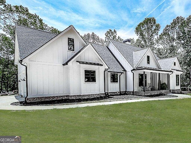 modern inspired farmhouse featuring a front yard