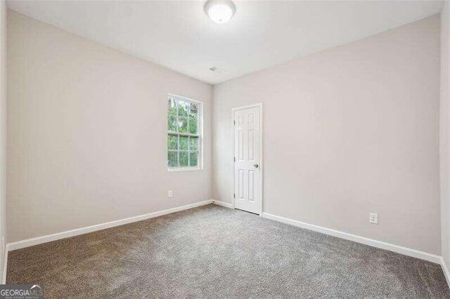 unfurnished room with carpet