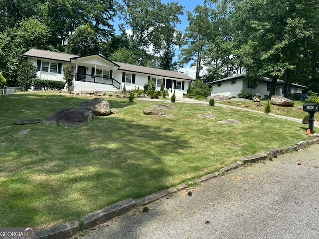 single story home featuring a front yard