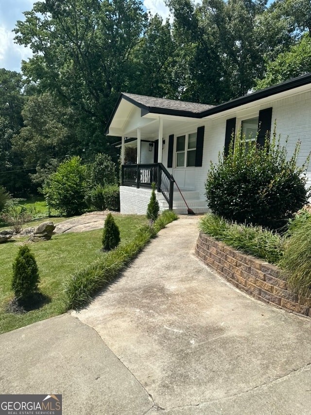 view of front of house featuring a porch and a front yard