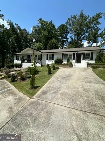 ranch-style home featuring a front lawn