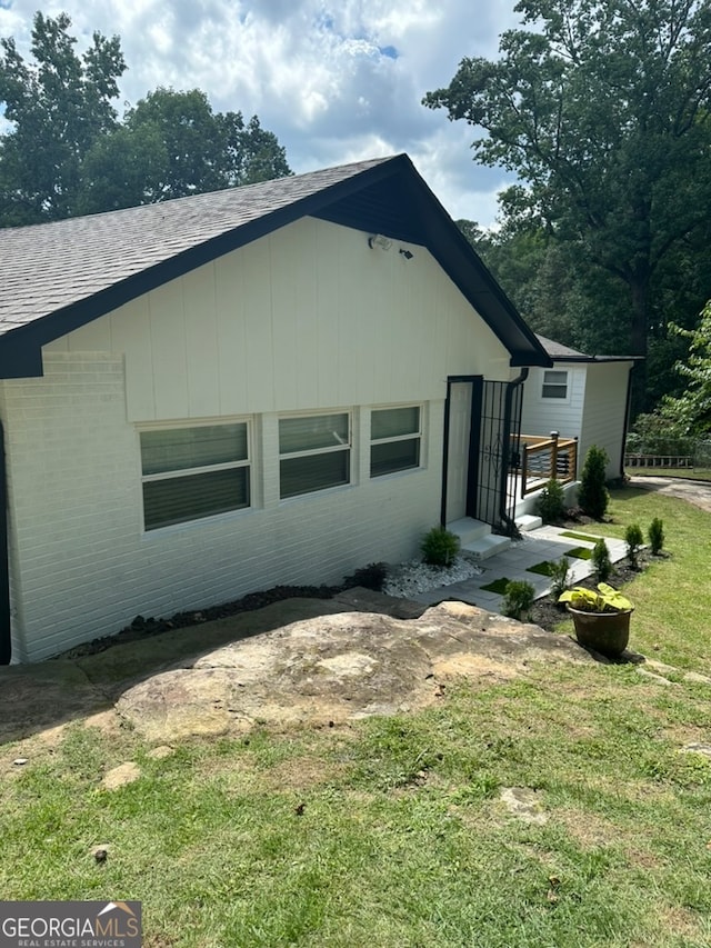 view of side of property featuring a lawn