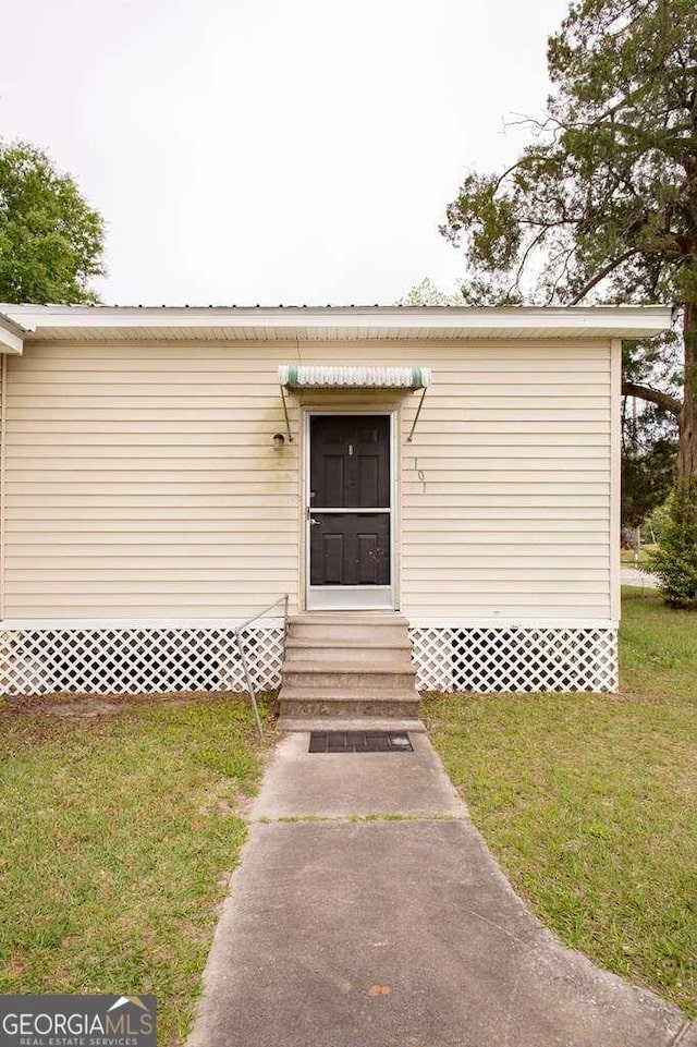 property entrance featuring a yard