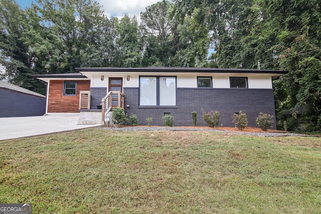 view of front of home featuring a front yard