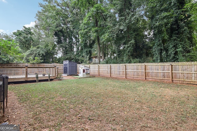 view of yard featuring a storage unit