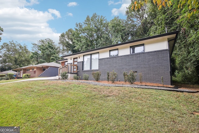 view of front of home featuring a front lawn