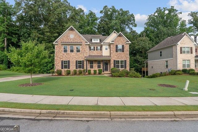 craftsman-style house featuring a front yard