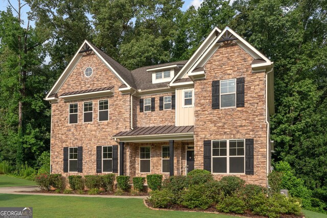 craftsman inspired home featuring a front lawn