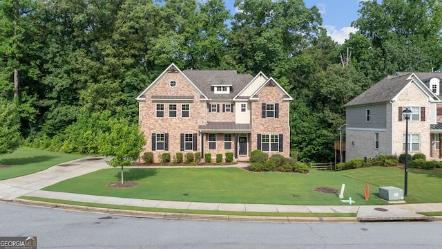 view of front of property featuring a front yard