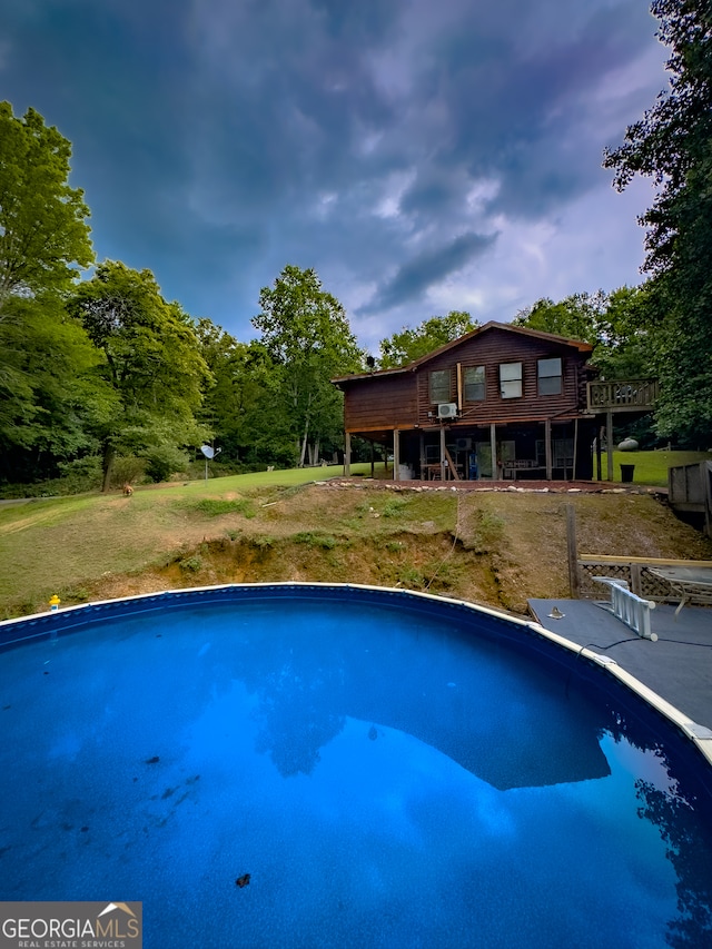 view of swimming pool featuring a lawn